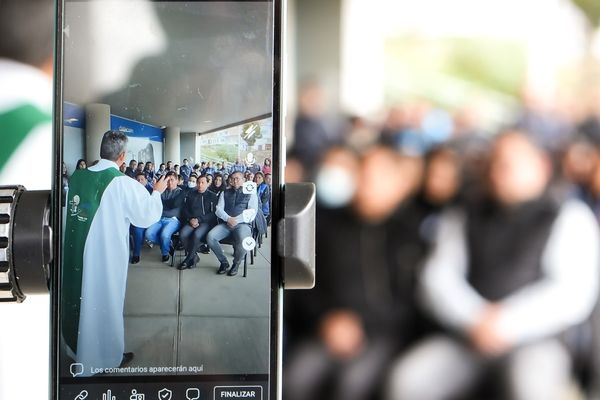 #datacombolivia en conmemoración a su 17° Aniversario, celebró una misa en el call center de alto obrajes.